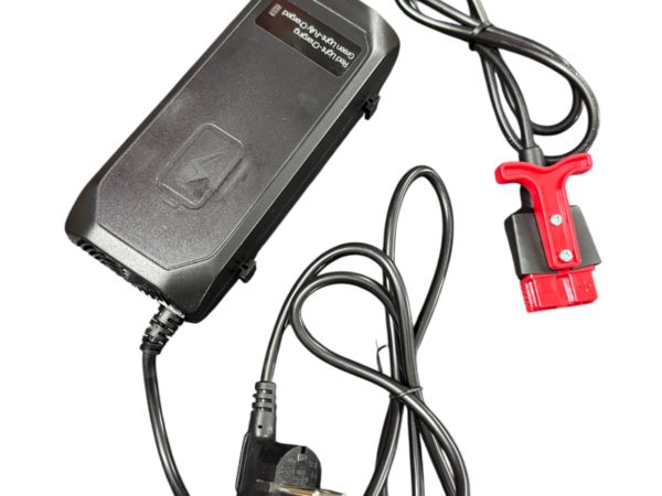 Ładowarka 24V 5A do starych modeli wózków elektrycznych EP F3 i EP F4 – widok z przodu z etykietą parametrów